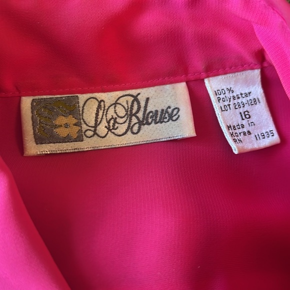 Vintage blouse - hot pink button down with black collar with gold / pearl detail - Picture 3 of 6